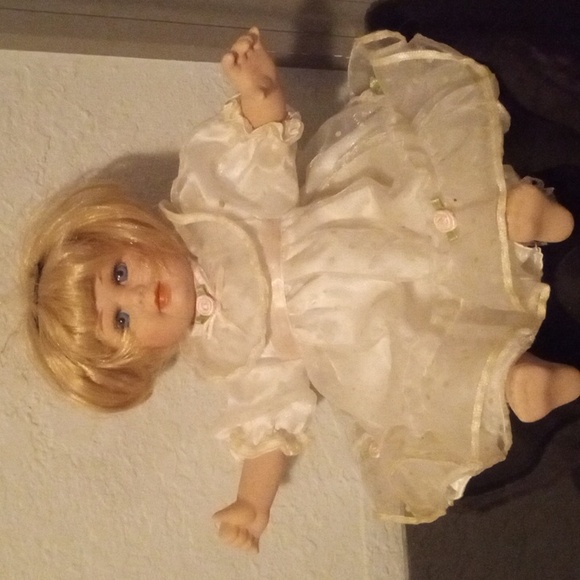 Porcelain collection Doll - Picture 1 of 4